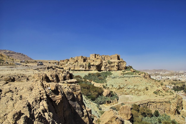 La casa antigua en el pequeño pueblo cerca de Sana'a Yemen