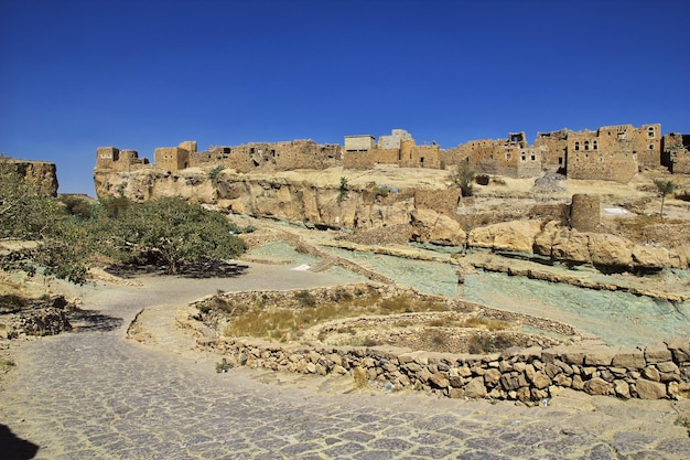 La casa antigua en el pequeño pueblo cerca de Sana'a Yemen