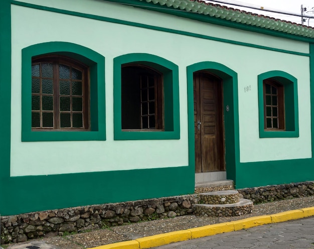 Casa antigua pintada de verde