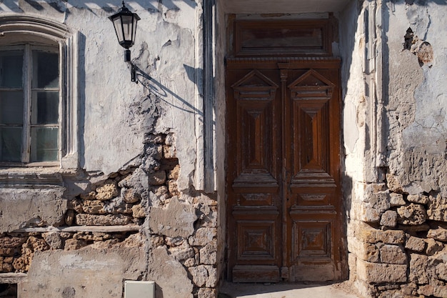 Casa antigua con una puerta marrón de madera