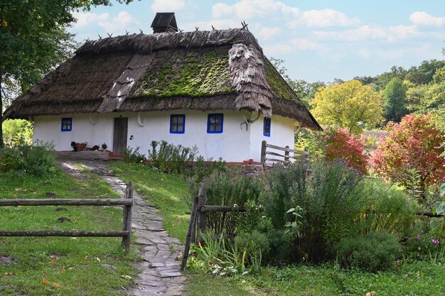 Casa antigua del siglo pasado en el pueblo ucraniano