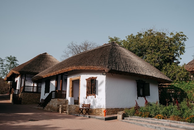 Una casa antigua con techo de paja.