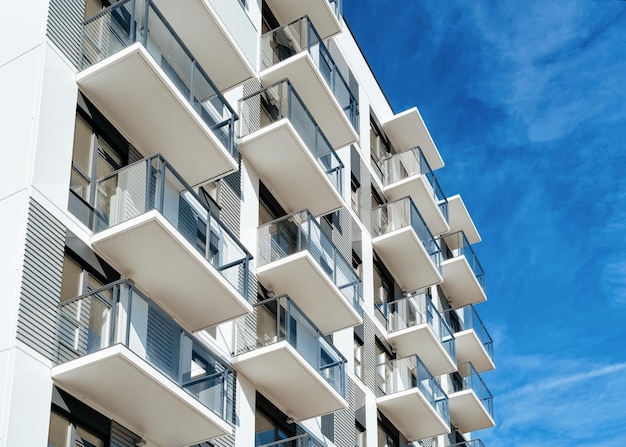 Casa de apartamentos de color blanco y concepto inmobiliario complejo de edificios residenciales. Lugar para copiar espacio