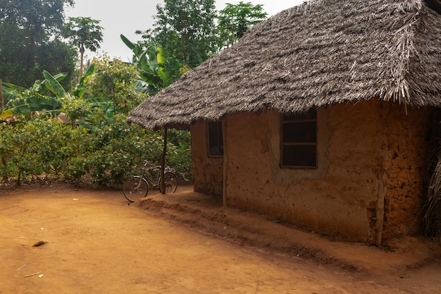 Casa de arcilla africana en aldea local