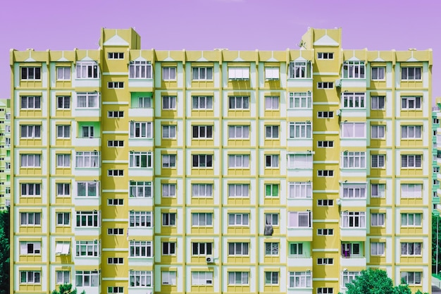 Casa de arquitectura de construcción de panel amarillo sobre fondo de cielo púrpura Casas residenciales urbanas antiguas de nueve pisos con ventanas