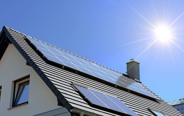 Casa de arquitectura moderna con paneles solares para generar energía limpia