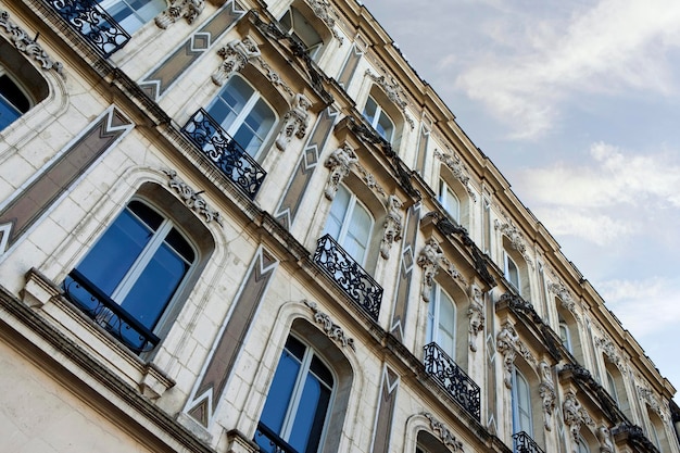 Casa artística y ventanas en la ciudad.