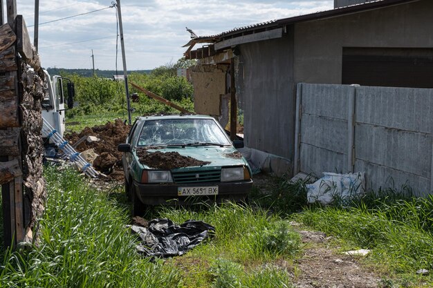 Casa y automóvil quemados y rotos en el campo de Kharkiv Guerra en Ucrania 2022 Misiles rusos