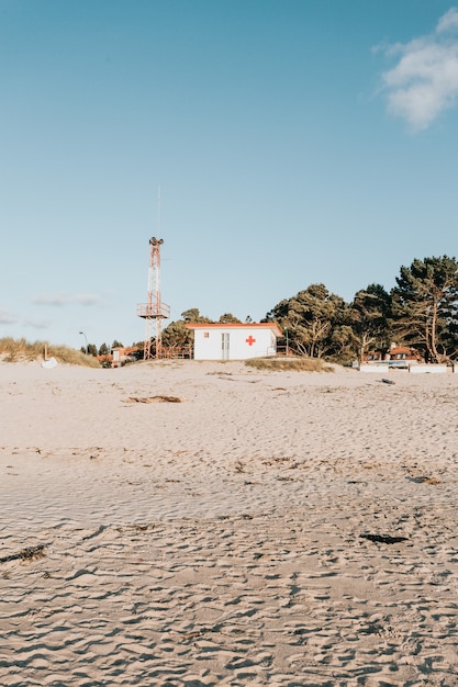 Una casa de ayuda en la playa con concepto de verano y sol