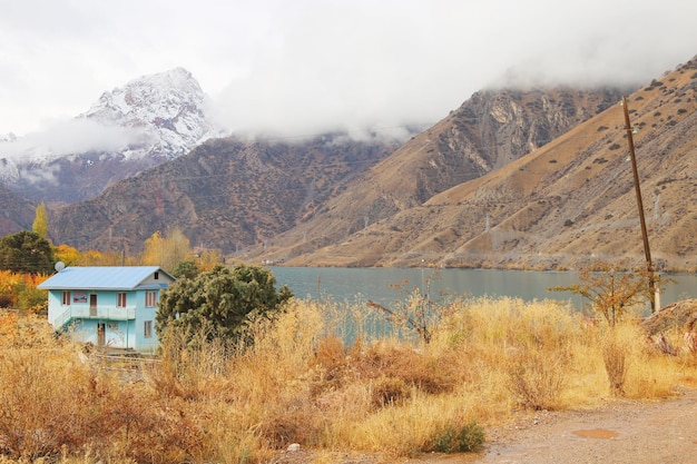 casa azul, nas margens, lago Iskander-Kul