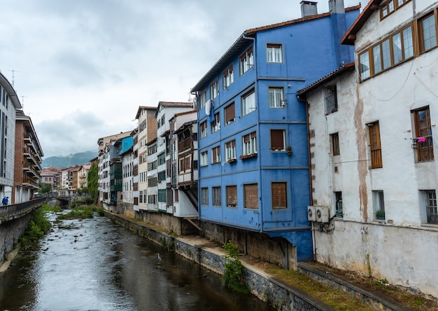 Casa azul tradicional en el pueblo de Azkoitia junto al río Urola Gipuzkoa