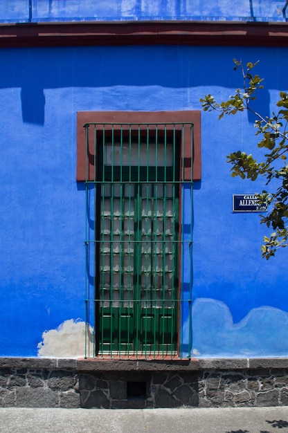 la casa azul ubicada en Coyoacán por dentro y por fuera donde vive Frida