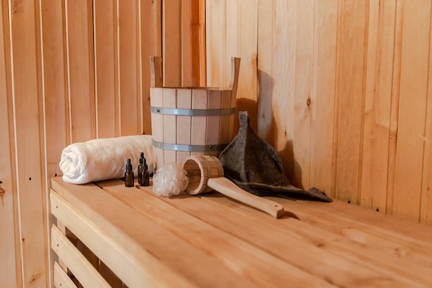 Casa de baños tradicional rusa antigua concepto de spa detalles interiores sauna finlandesa baño de vapor con traditi...