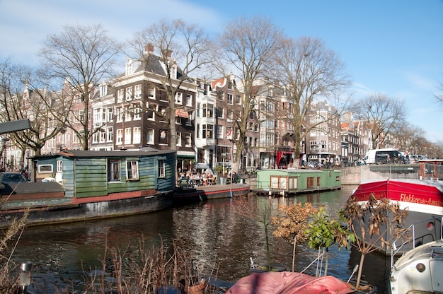 Foto casa de barco y canales en amsterdam, países bajos