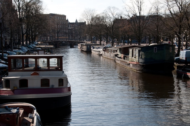 Foto casa de barco y canales en amsterdam, países bajos