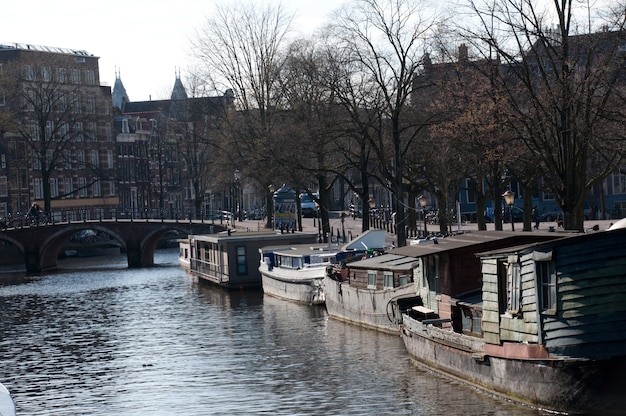 Foto casa de barco y canales en amsterdam, países bajos