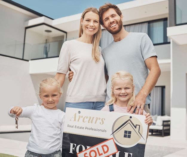 Casa de bienes raíces y retrato de familia con llaves y un letrero para mudarse de propiedad y dueño de casa Exhibición feliz y padres con pensión para niños y reubicación después de comprar una nueva casa de un agente inmobiliario