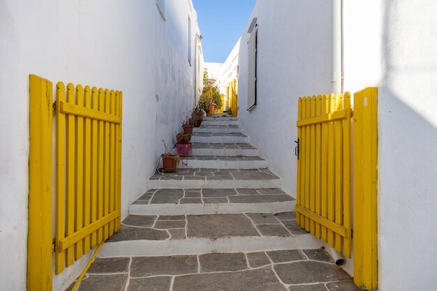 Casa blanca cerca de madera amarilla puerta abierta Grecia isla de Sifnos Cícladas