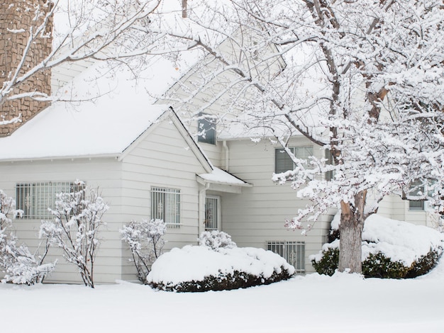 Casa blanca después de la tormenta de nieve.