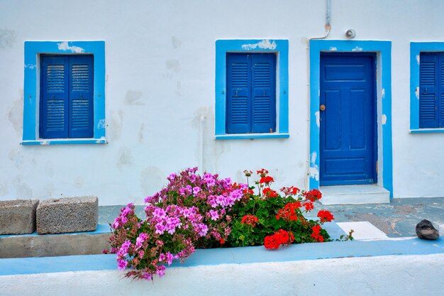 Casa blanca griega con puertas y persianas azules. Aldea de Oia en la isla de Santorini, Grecia.