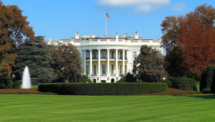 una casa blanca con la parte superior de la casa blanca en el fondo