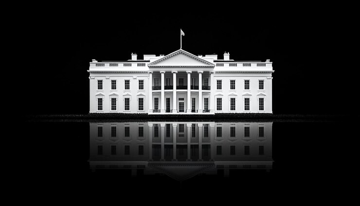 una casa blanca con el reflejo de la casa blanca en la oscuridad