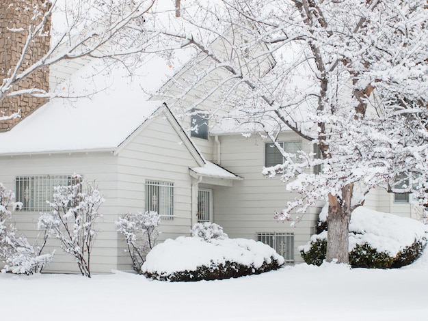 Casa branca após a tempestade de neve.