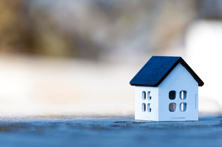Foto casa branca com telhado preto, para imóveis, com espaço para colocar texto