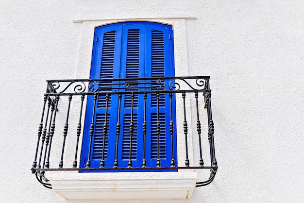 Foto casa branca típica com porta azul na bela cidade de mojacar almera, andaluzia