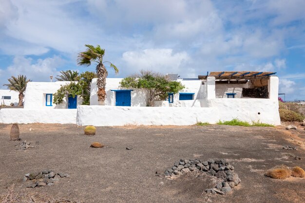 Casa branca típica na ilha de La Graciosa, com vegetação desértica, Lanzarote, Ilhas Canárias, Espanha.