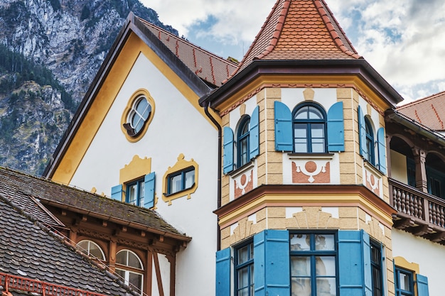 Casa branca tradicional da baviera nas montanhas, alemanha