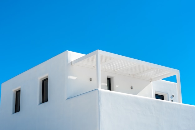 Foto casa branca tradicional no céu azul de santorini