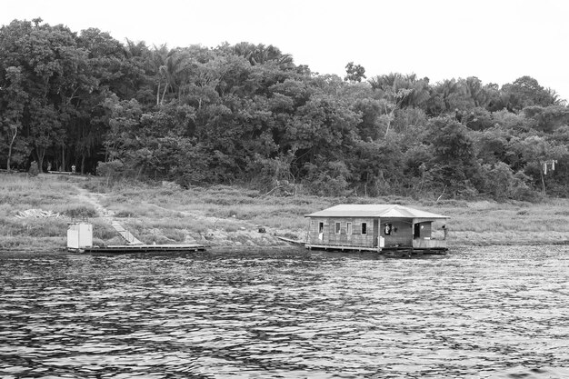 Foto casa de bungalow a la orilla del río al aire libre