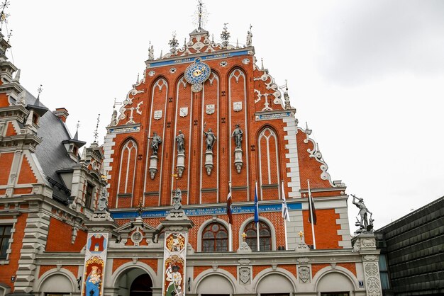 Casa de las Cabezas Negras y la Iglesia de San Pedro en Riga Letonia.