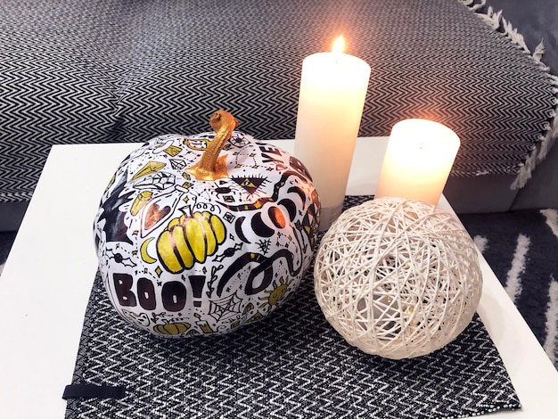 Casa de calabazas Boo con velas