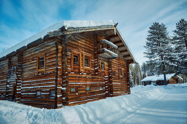 Casa campesina de madera tradicional rusa, Malye Karely village, región de Arkhangelsk, Rusia