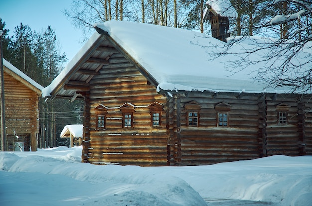 Casa campesina de madera tradicional rusa, Malye Karely village, región de Arkhangelsk, Rusia