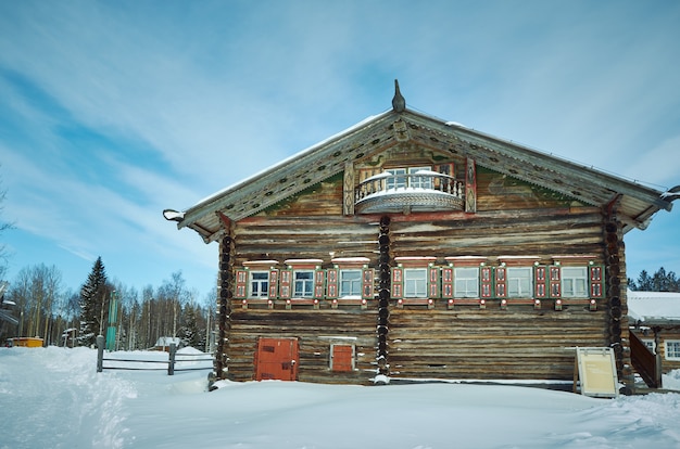 Casa campesina de madera tradicional rusa, Malye Karely village, región de Arkhangelsk, Rusia