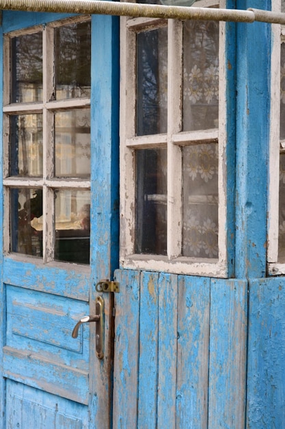 una casa de campo azul con pequeñas ventanas