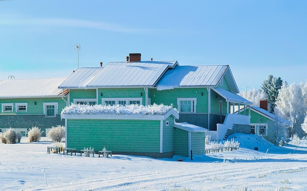 Casa de campo en el campo de invierno en Laponia, Finlandia, en un día soleado