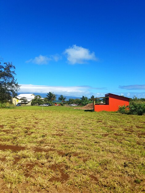 Casa en el campo contra el cielo azul