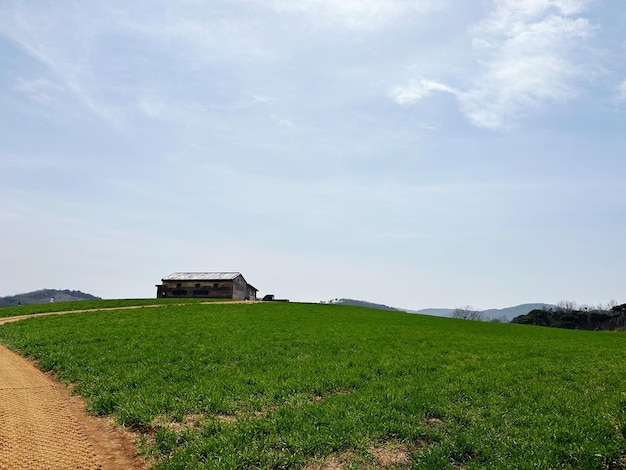 Casa en el campo contra el cielo