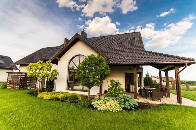 Casa en el campo contra el cielo