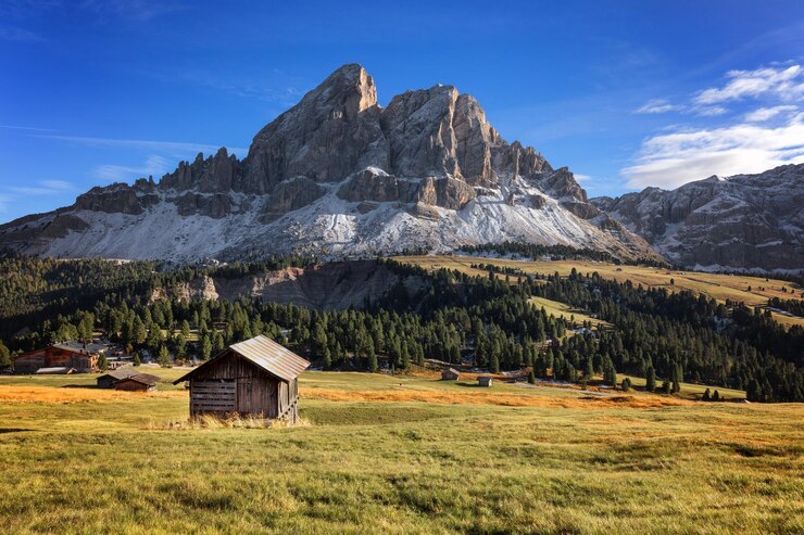 Foto casa en el campo contra la cordillera