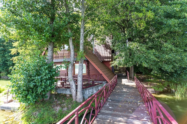 Casa de campo ecológica de madera en el bosque cerca del lago