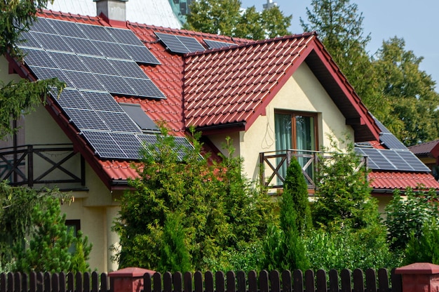 Casa de campo histórica con paneles solares modernos en el techo y la pared Foto de alta calidad