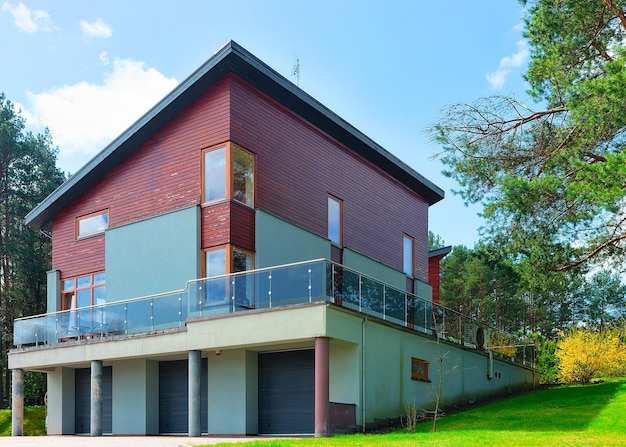 Casa de campo moderna con pequeño jardín. Primavera