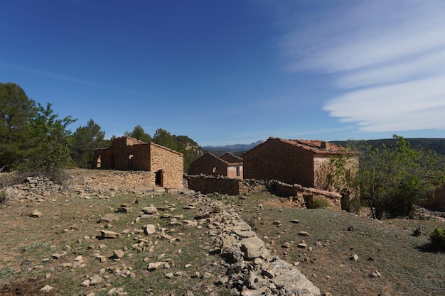 Una casa en un campo con una montaña al fondo