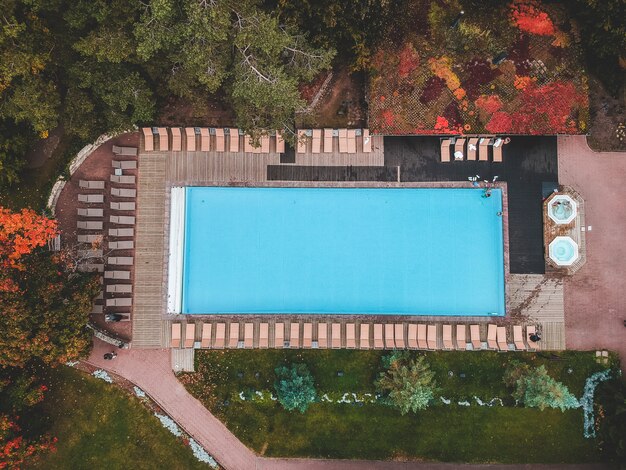 casa de campo con piscina exterior.