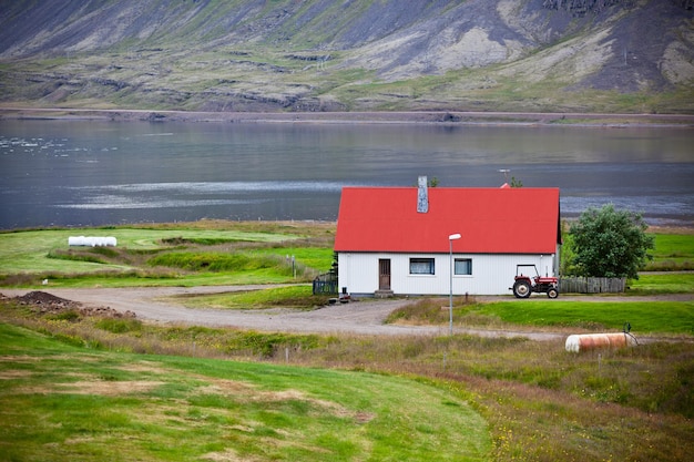 Casa de campo típica en la costa de los fiordos de Islandia